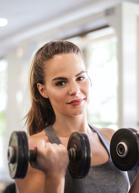 Imagen - Mujer levantando pesas/PEXELS