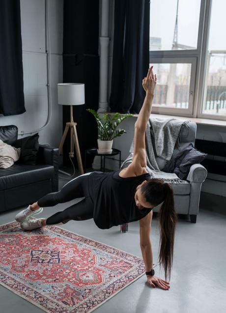 Imagen - Mujer haciendo planchas laterales/PEXELS