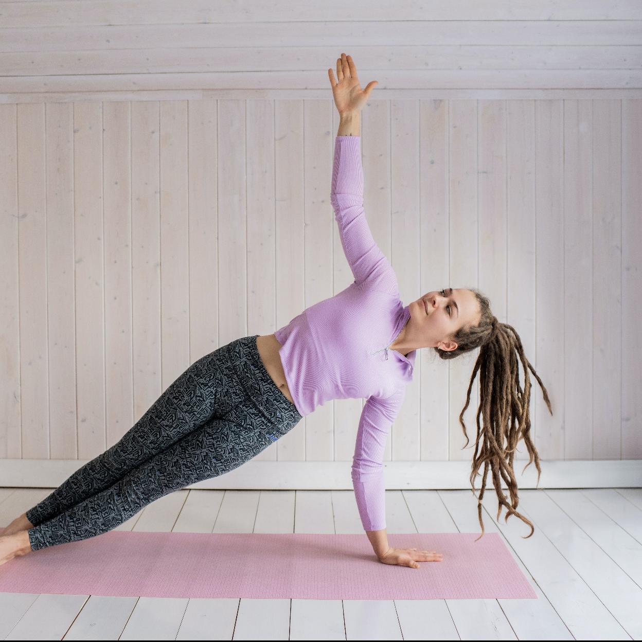 Mujer haciendo planchas laterales