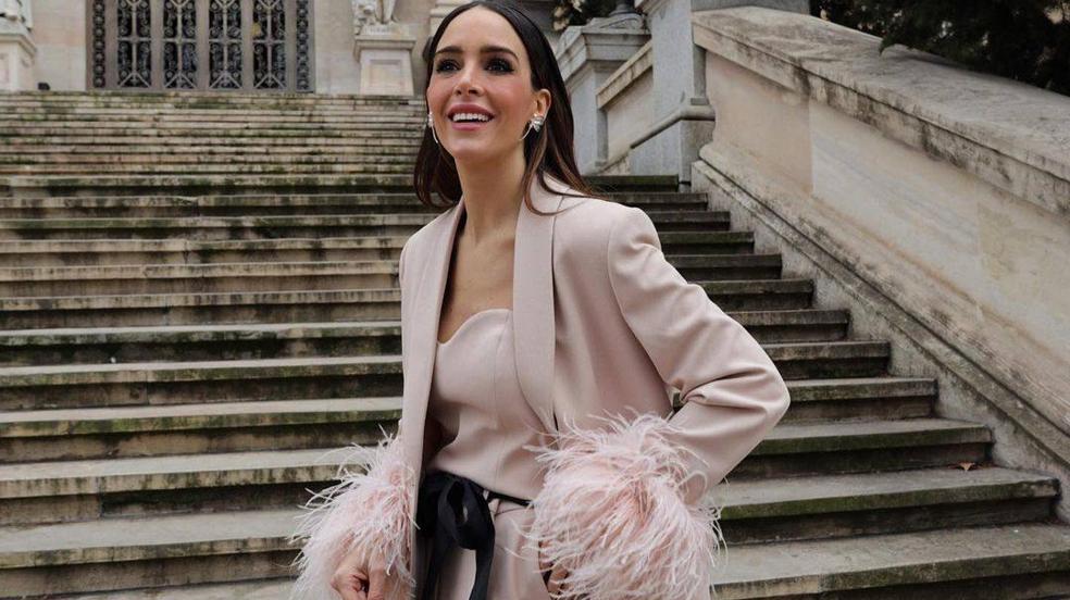 La influencer lleva un traje de chaqueta con plumas elegante