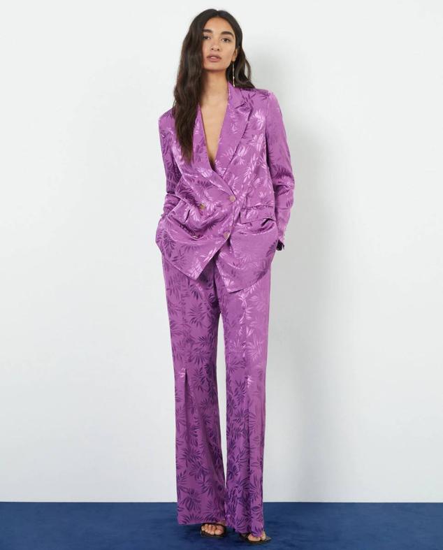 Traje en tejido jacquard con print botánico, blazer cruzada y pantalón fluido, en morado, de Tintoretto. Está disponible en El Corte Inglés por 99,99 euros y 79,99 euros.