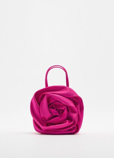 Imagen - Bolso flor satinado en fucsia de Zara. Foto: Zara.