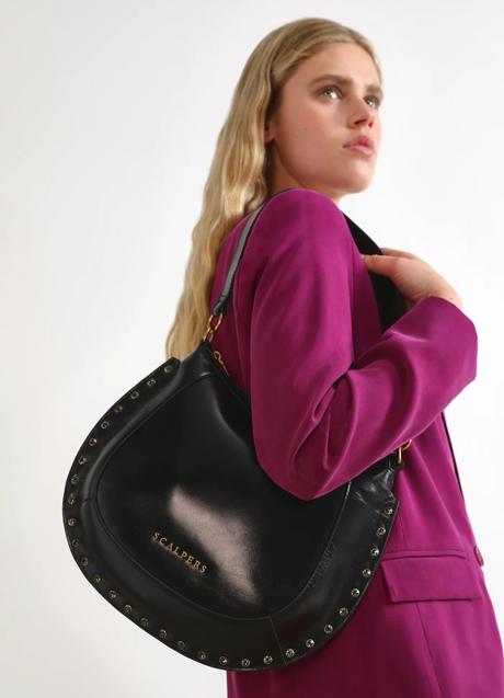Imagen - Bolso de hombro con tachuelas en negro de Scalpers. Foto: Scalpers.