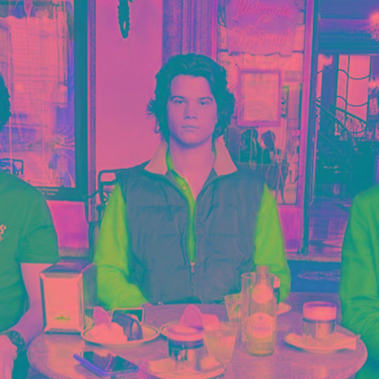 Bosco Blach Martínez-Bordiú, en el centro de la imagen y acompañado por sus hermanos. Es el concursante más misterioso y polémico de 'Supervivientes'. 