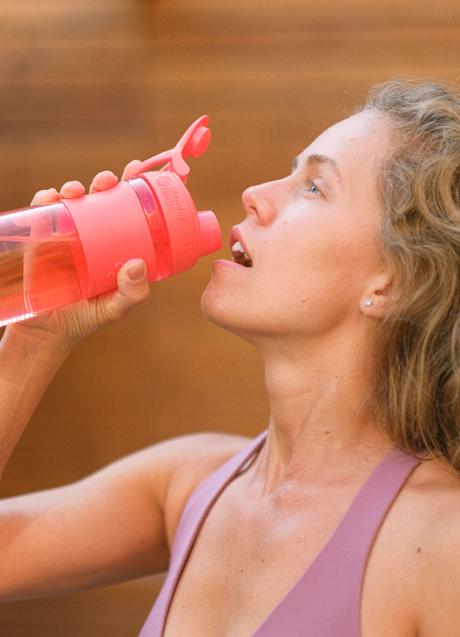 Imagen - Mujer con ropa de deporte bebiendo agua/PEXELS