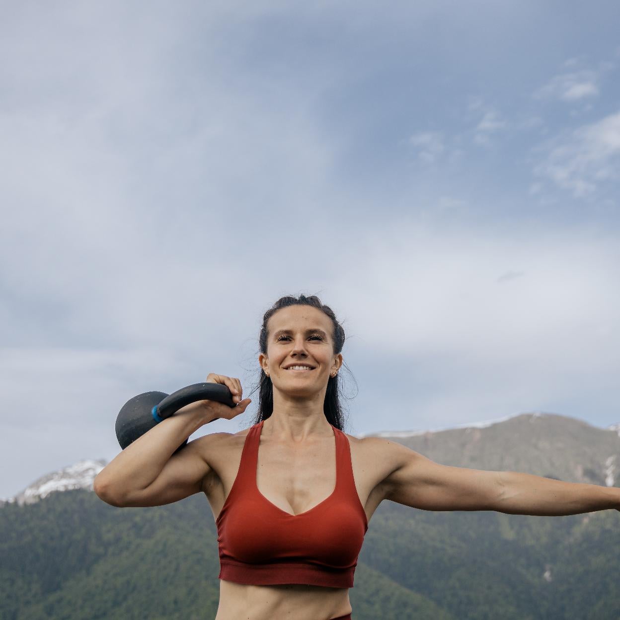 Mujer levantando pesas