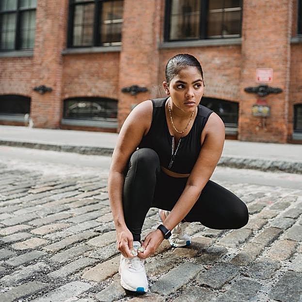 Saltos con pies juntos (o salto de la rana): el ejercicio fácil para tonificar piernas, acelerar el metabolismo y trabajar la fuerza