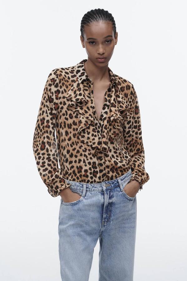 Blusa en tejido fluido con cuello solapa, chorreras en el pecho y manga larga, en estampado animal, de Zara. La encontrarás a 25,95 euros.
