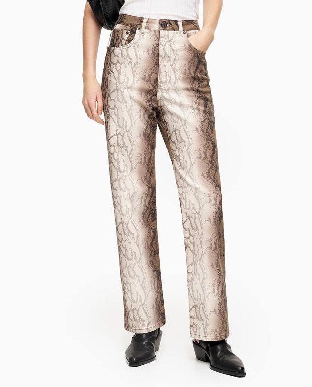 Pantalón vaquero recto con tiro alto, trabillas y bolsillos, en estampado animal, de Bimba y Lola. Cuesta 125 euros, en El Corte Inglés.