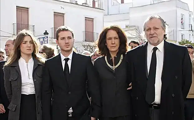 A la derecha, Leoncio, actual duque de Medina Sidonia, el día del entierro de su madre, la duquesa roja