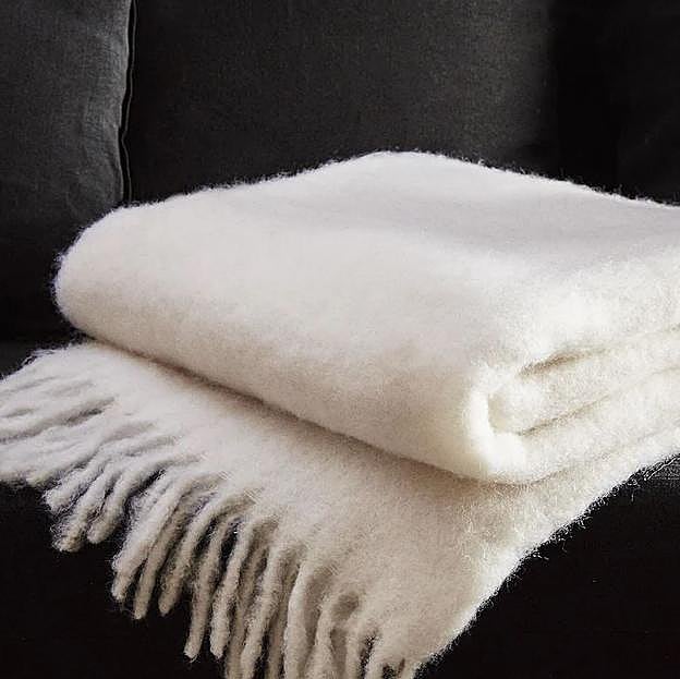 Imagen principal - Manta de lana cardada (99 euros); manta de lana y seda (79.99 euros) y manta de cashmere y lana (99 euros), en Zara Home.