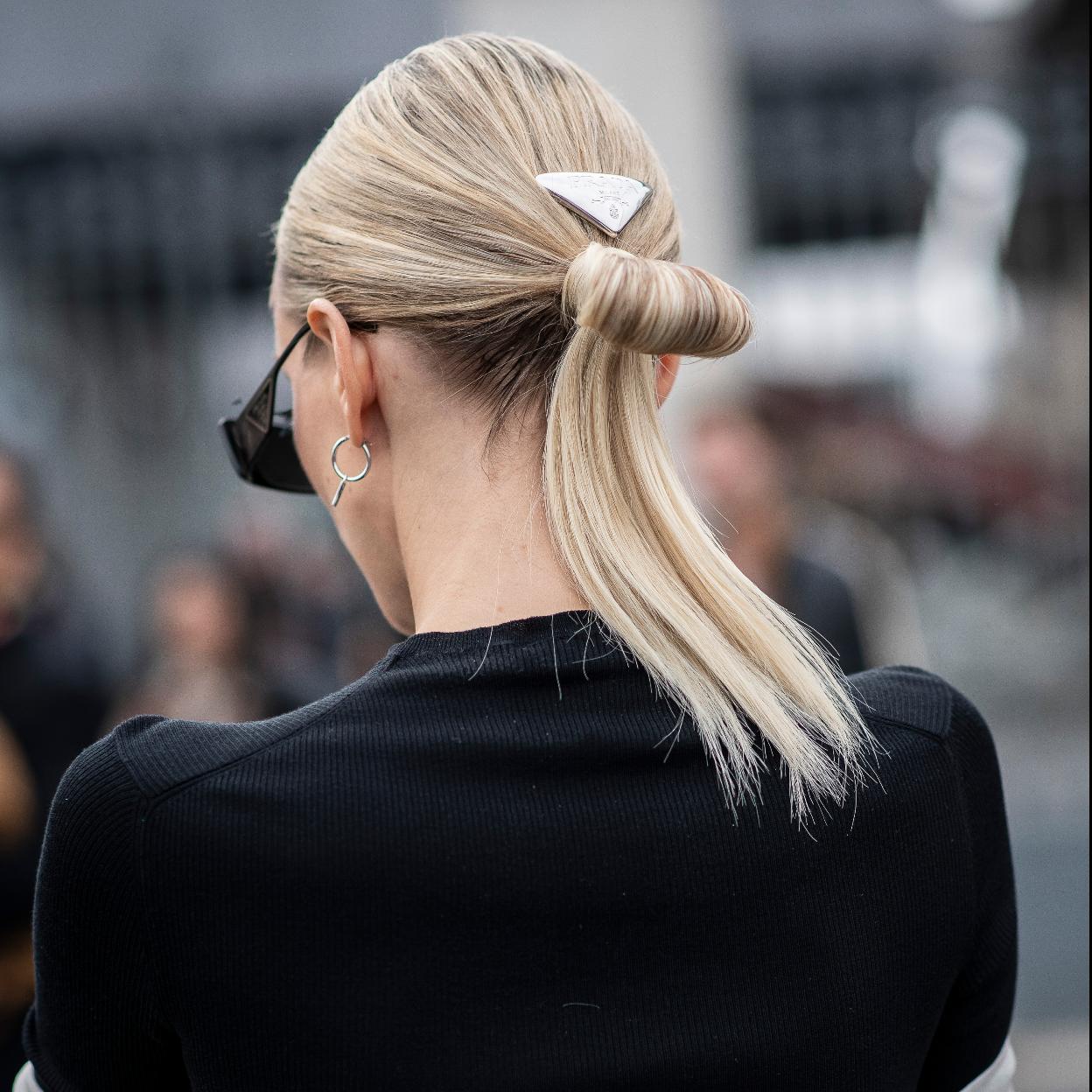 Leonnie Hane con un recogido con horquilla de Prada.
