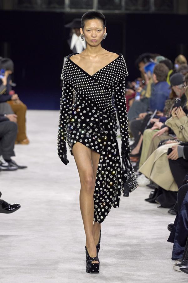 Los monogramas, la sastrería deconstruida o los lunares cosidas con perlas han sido los máximos imperantes de Olivier Rousteing. Cabe destacar que el binomio blanco y negro es el más usado en múltiples looks, conformando una atmosfera de elegancia y feminidad. 