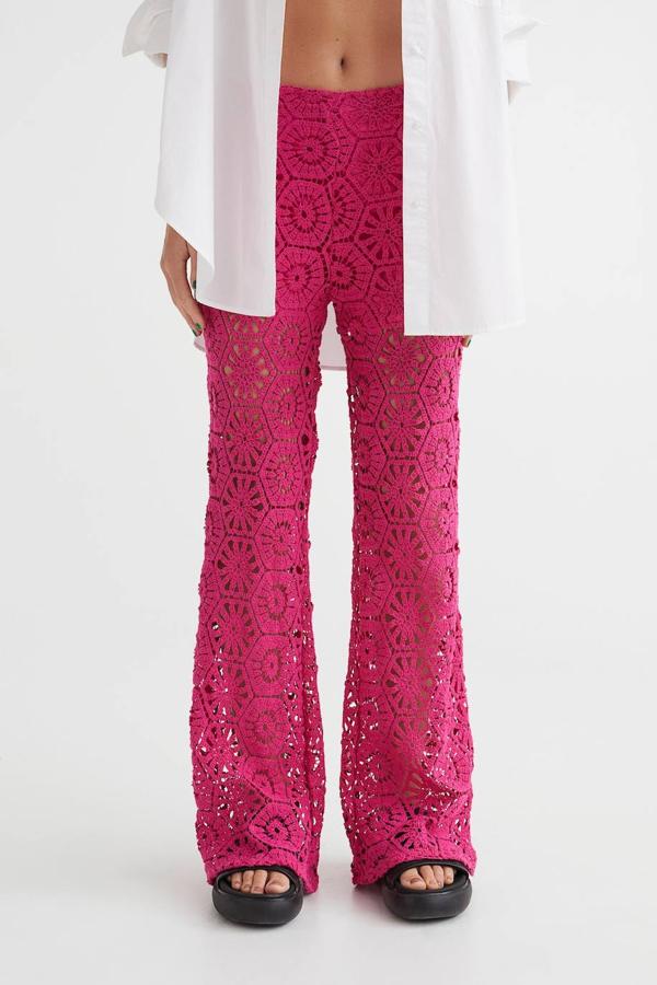 Pantalón recto en tejido de crochet con tiro medio y cintura elástica, tono rosa, de H&M. Cómpralo a 49,99 euros.