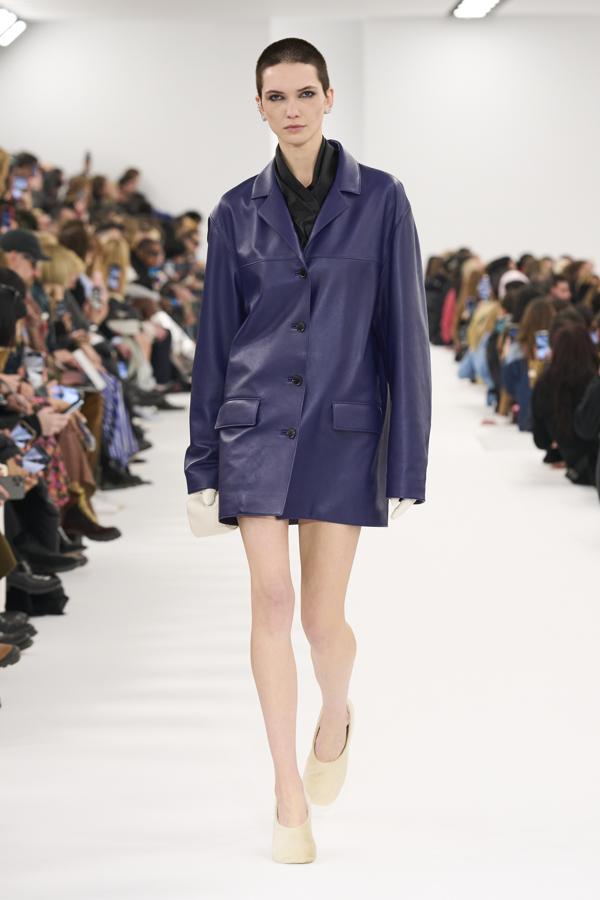 Uno de los materiales más utilizados es el cuero, que se hace visible en faldas con aberturas o abrigos en contraste de color berenjena. 