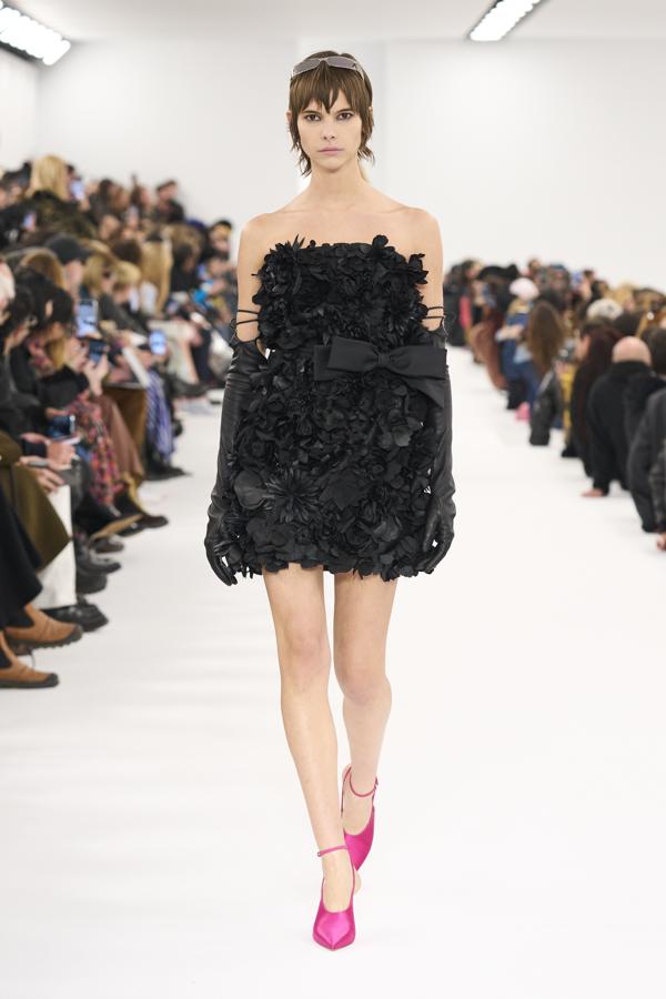 La estética  vampire chic  se ha palpado mediante vestidos dramáticos con transparencias o volúmenes conformados con formas de rosas. 