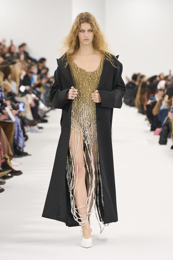 No obstante, la pedrería y los colores intensos también han querido formar parte de Givenchy, mediante el uso de vestidos ceñidos y tipo segunda piel. 