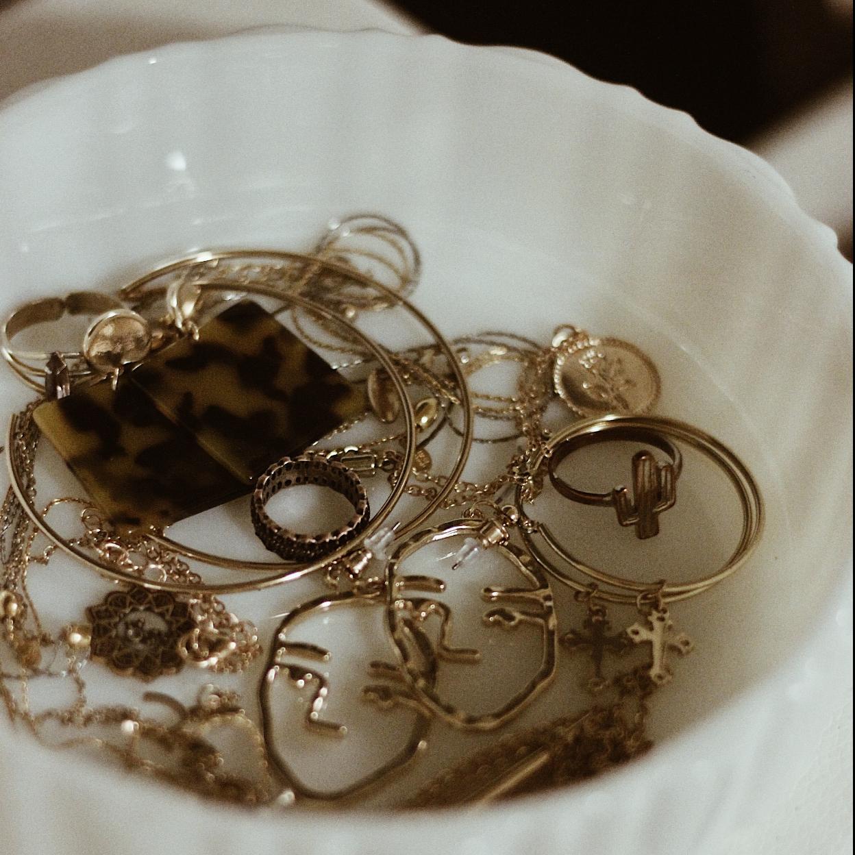 Joyero con joyas doradas