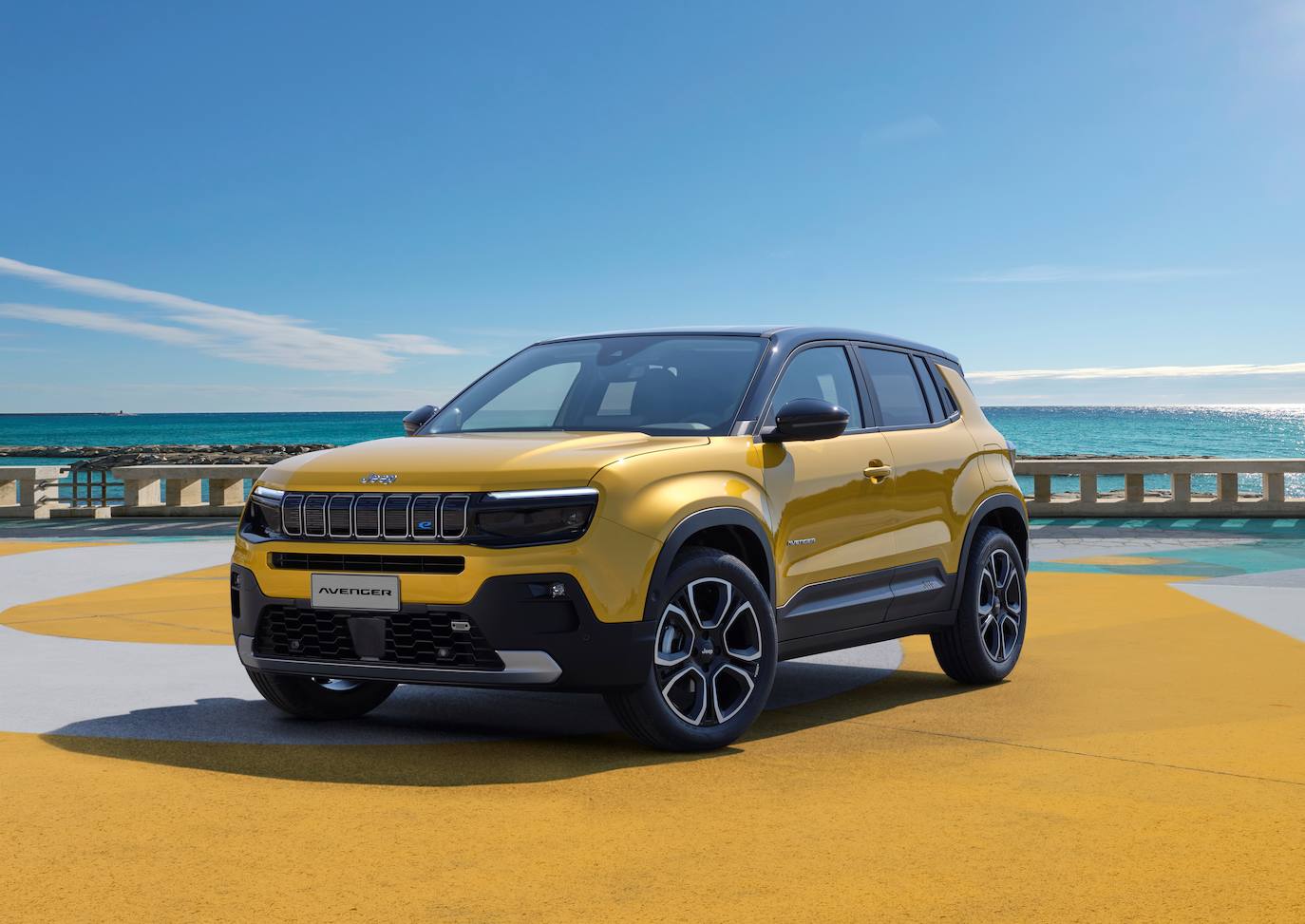 El primer eléctrico 100% de la mítica marca americana es un compacto SUV, del tamaño de un urbano. Una de sus principales bazas es su atractivo diseño, tanto exterior como interior con muchas posibilidades de personalización y un habitáculo bien aprovechado. Su motor y su batería le permiten recorrer casi 400 kilómetros.