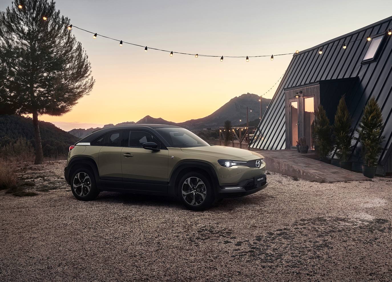 La marca japonesa ha combinado su distintiva y eficiente tecnología de motor gasolina rotativo con una batería recargable en la red eléctrica. Esto convierte al MX-30 R-EV en uno de los híbridos enchufables más originales del mercado por su autonomía eléctrica de 85 kilómetros y su especial combinación tecnológica. 