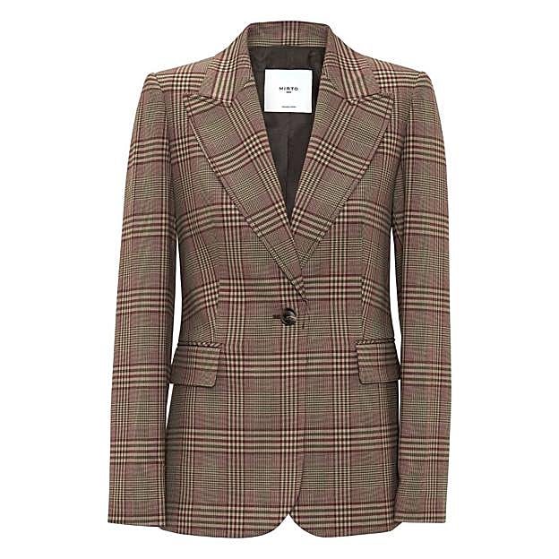 Imagen principal - La blazer de Mirto, la blusa d eMango y los pantalones de Cortefiel.