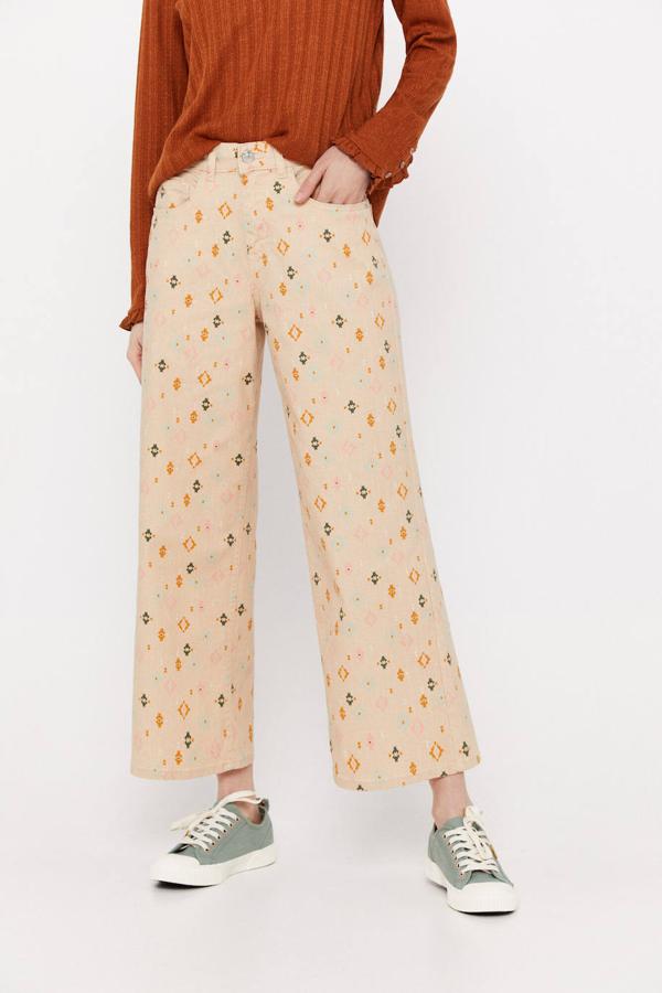 Pantalón vaquero tipo palazzo con tiro alto y estampado étnico, en tono pastel, de Cortefiel. Está disponible por 59,99 euros.