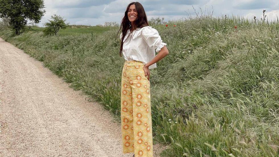 La influencer lleva un bonito look con pantalones estampados y blusa blanca