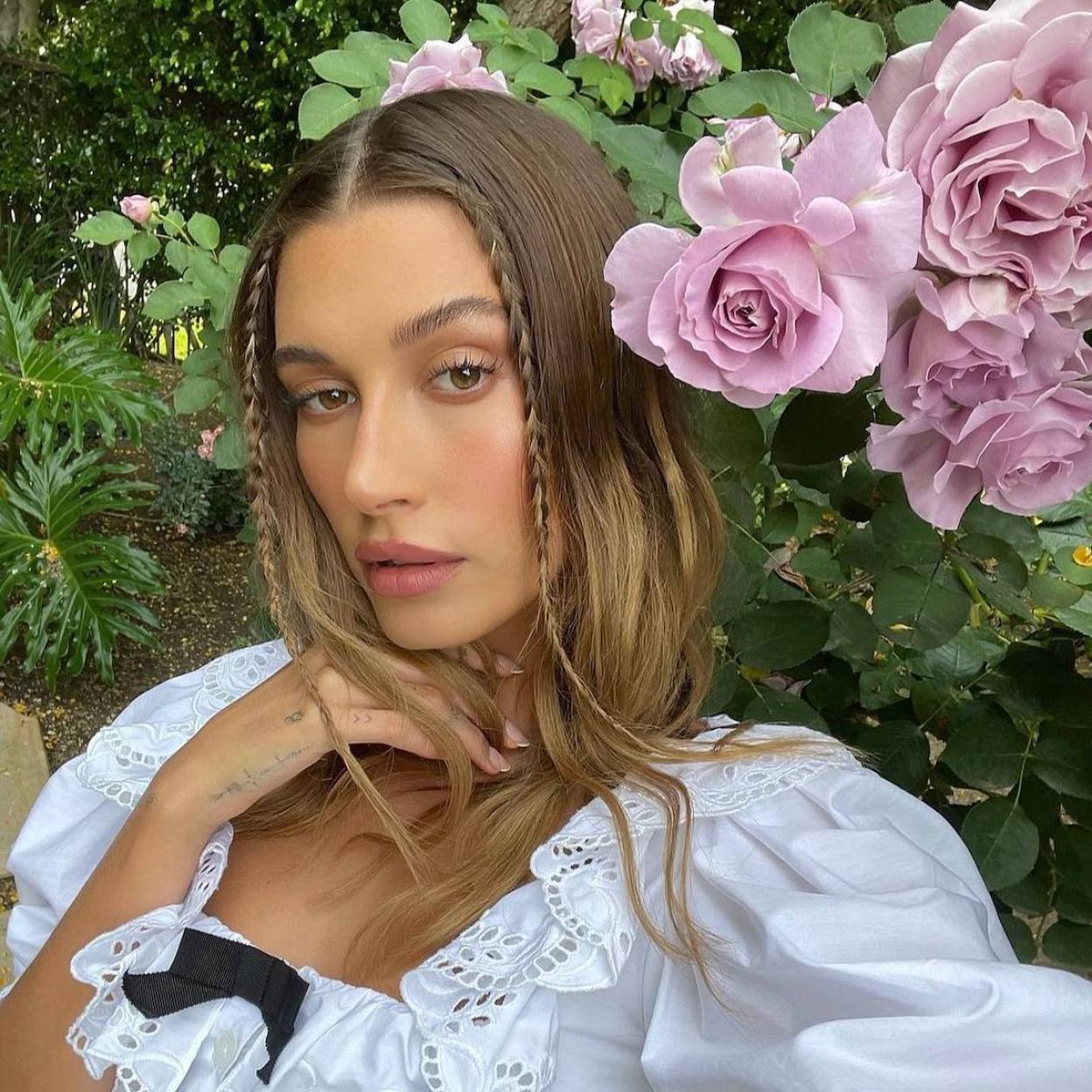 Hailey Bieber en estampa primaveral