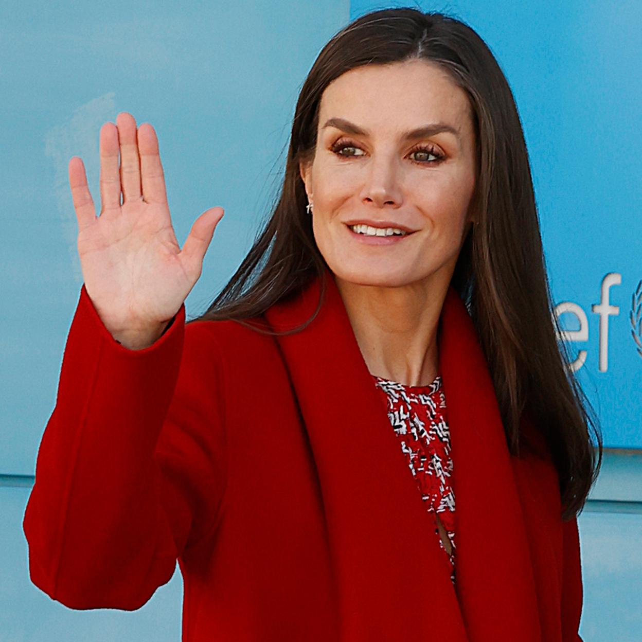 La reina Letizia con un abrigo rojo.