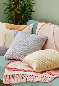 Imagen secundaria 2 - Los textiles de cama (o para el sofá) son clave: los cojines cuestan entre 8 y 11 euros y la funda nórdica en tonos pastel, 18 euros.