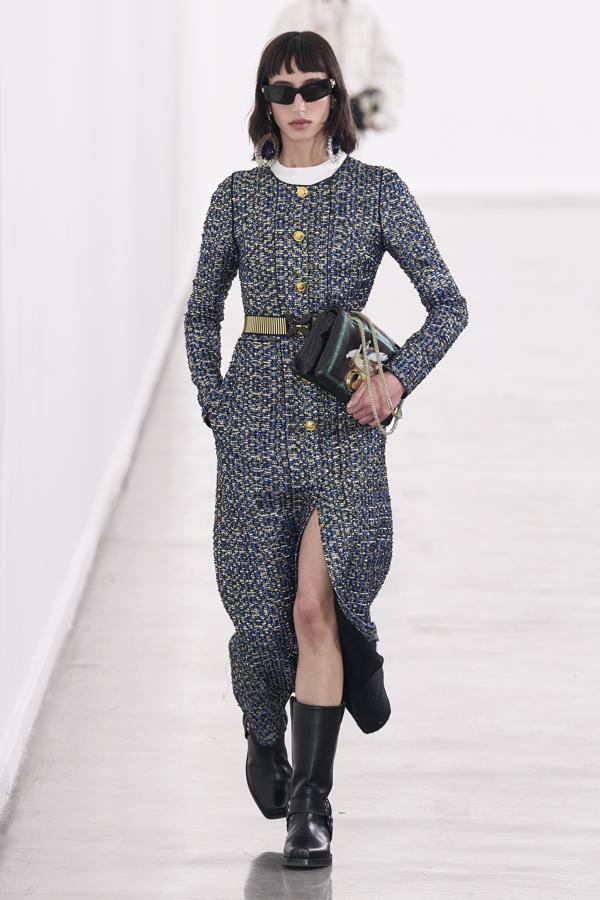 El tweed ha sido uno de los elementos más vistos a lo largo de toda la colección. Sobre todo en total looks con una estética preppy recargada mediante complementos joya. 