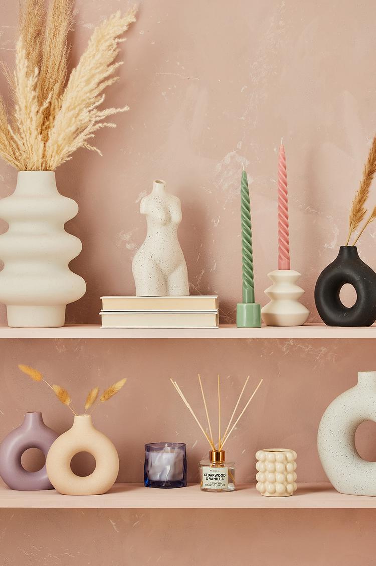 Imagen principal - Adornos en color pastel de Primark Home: jarrones desde 3.50 euros; velas, desde 2 euros y los cirios cuestan 4 euros.
