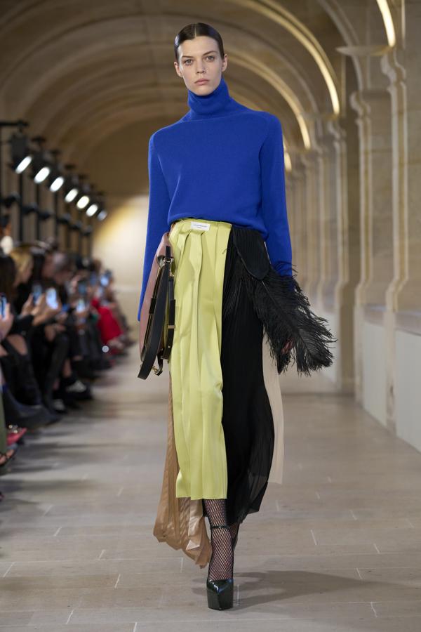 Victoria Beckham ha convertido la atmosfera de la pasarela en un sinfín de emociones y formas asimétricas. Sobre todo, mediante el uso de múltiples colores y tejidos que combinan a la perfección. 