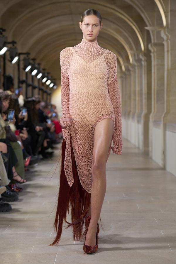 Su colección en clave extravagante y chic se ha basado en la película Grey Gardens. La sastrería y las imperfecciones visibles se proclamaron como las grandes protagonistas del show. Además, los looks asimétricos y los detalles de plumas en vestidos con cola han sido los favoritos de la jornada. 