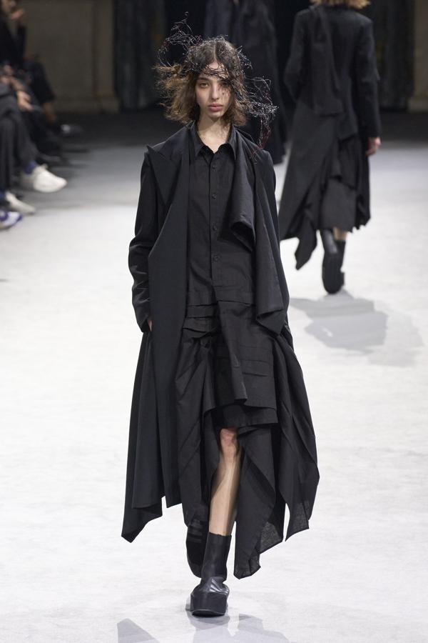 Las estructuras de los looks contienen múltiples pliegues, como si se tratara de un origami. Además, las creaciones han sido perfectamente rematadas con tocados delicados e inspirados en el mundo gótico.