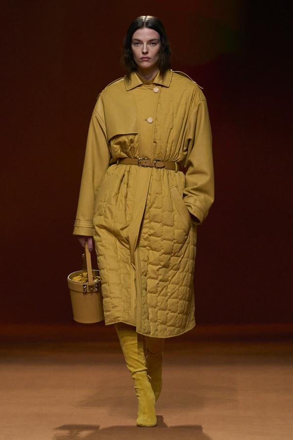 Los colores cálidos como el rojo han mantenido la pasarela viva mediante el uso de diseños satinados. Aunque el mostaza y el negro también se han convertido en los aliados de la firma ecuestre. 