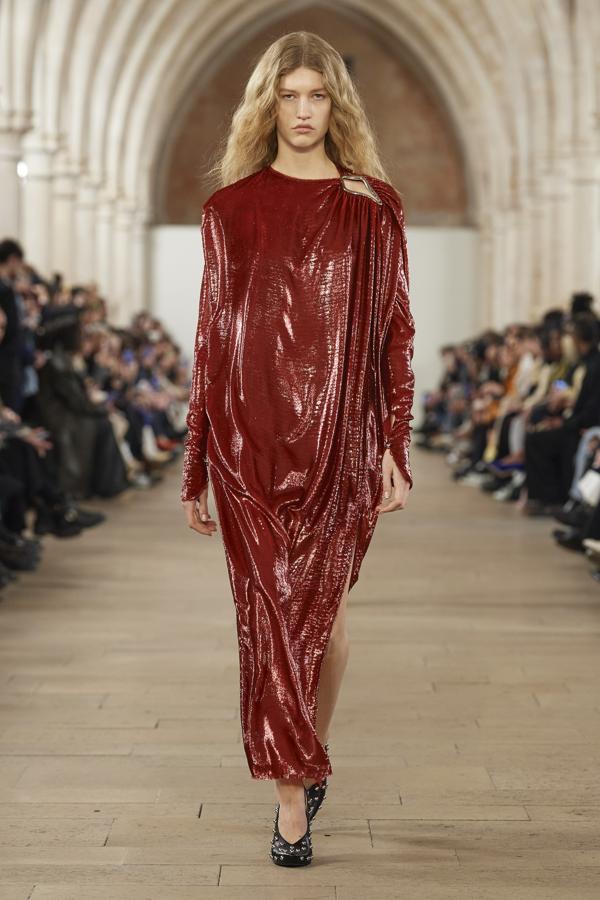 Aunque no solo eso, los brillos y la pedrerías han permitido que los looks quedarán rematados con sutileza y armonía. 