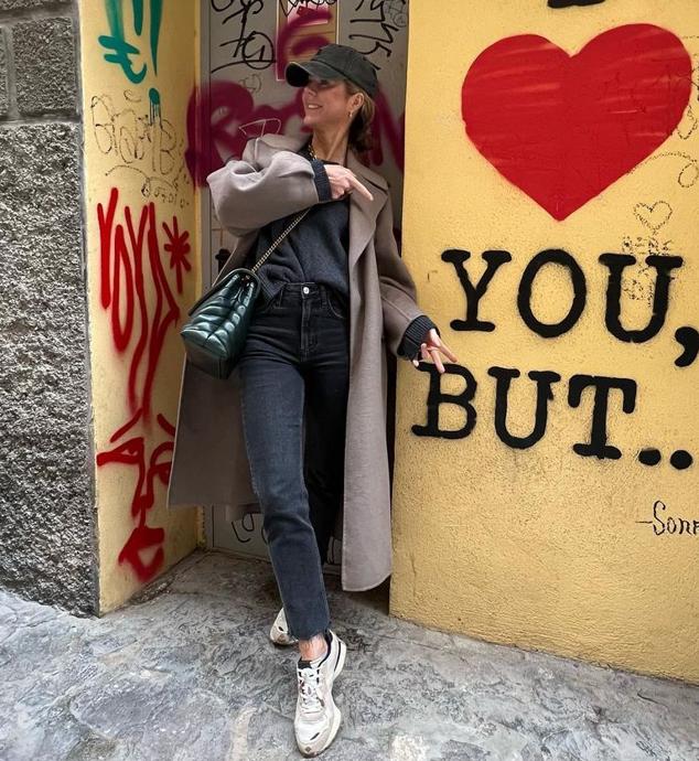 La chaqueta favorita de entretiempo es la gabardina y Amelia Bono también tiene una en su armario. La combian con jeans pitillo, jersey, zapatillas y gorra. ¡Estilazo!