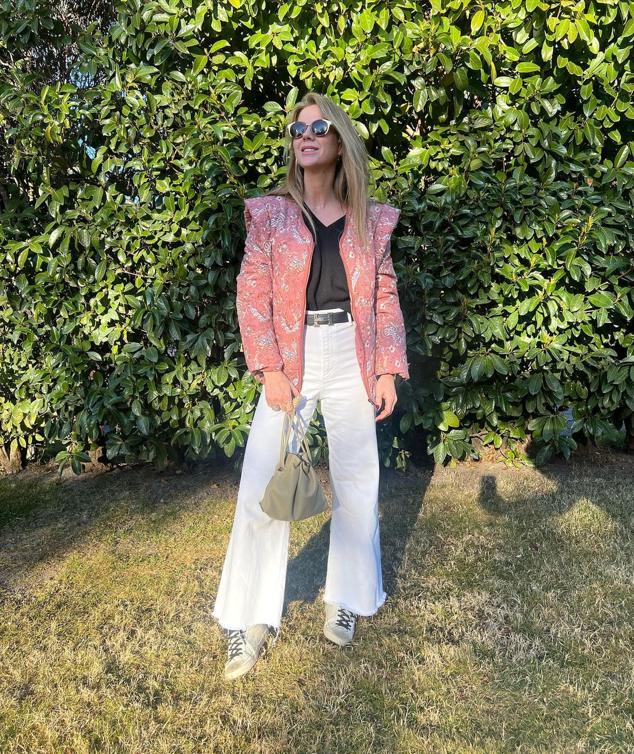 Si las gabardinas te parecen demasiado clásicas y prefieres algo más original, puedes probar con un diseño estampado como esta estampada de Cortefiel que lució con pantalones blancos.