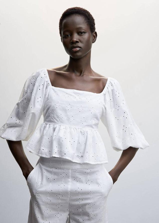 Blusa de algodón con bordado suizo, escote cuadrado, mangas abullonadas, elástico nido de abeja en la espalda y bajo terminado en volante, de Mango. Cómprala por 27,99 euros.