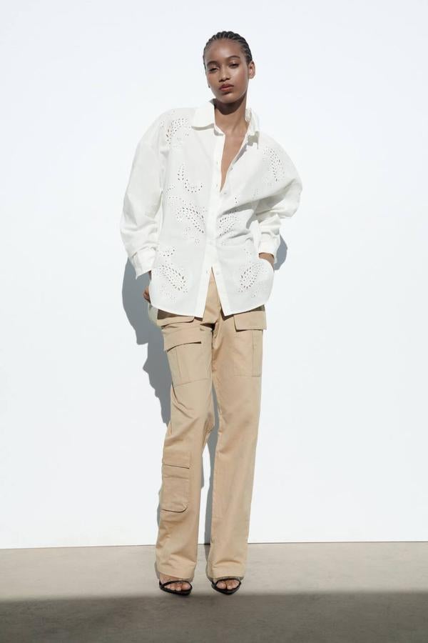 Blusa de popelín oversize con cuello solapa, manga larga, cierre de botones y bordados, de Zara. Te costará 29,95 euros.