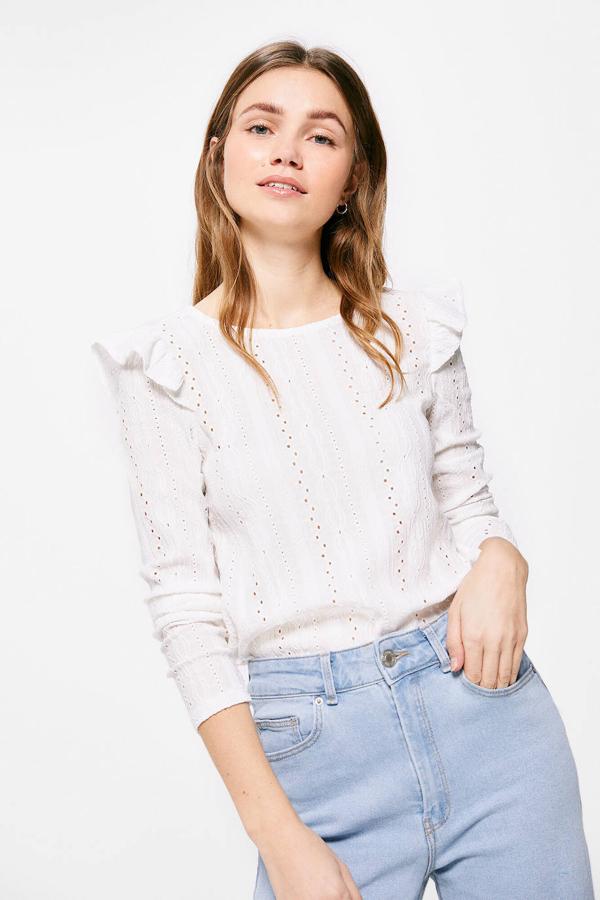 Blusa con bordado suizo, volantes en los hombros, manga larga y cuello redondo, de Springfield. Puedes comprarla a 22,99 euros.