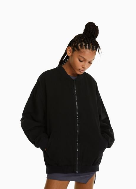 Imagen - Bomber negra de Bershka, 35,99€.