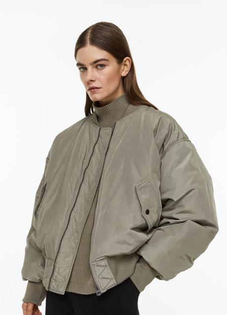Imagen - Cazadora bomber oversize de H&M, 129€.