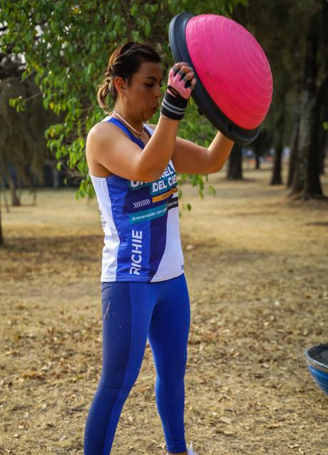 Imagen - Mujer entrenando con pelota BOSU/PEXELS