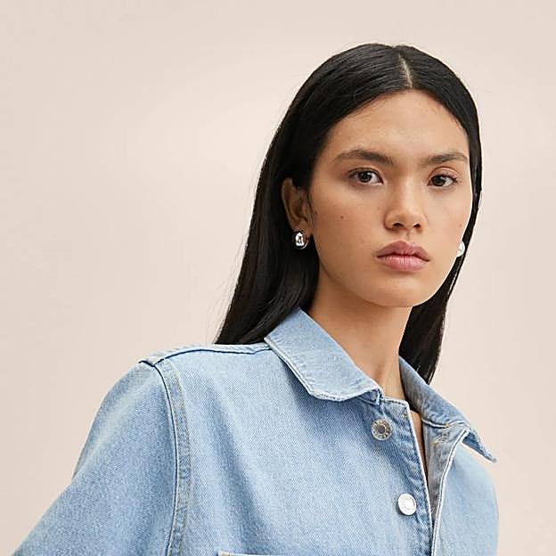 Imagen principal - Mono denim en azul claro de Mango Outlet.