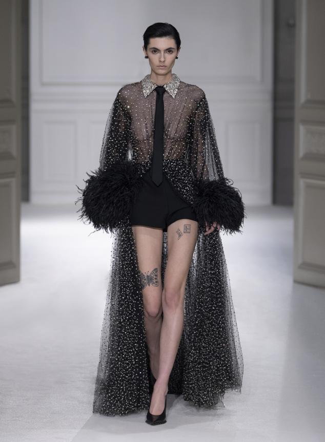 Los looks de fiesta recuerdan a una mujer de negocios que no pasa por casa para cambiarse, sino que apuesta por el uso de brillos o lentejuelas para ir a la oficina. Atrevido, ¿verdad? Incluso la utilización de transparencias y vestidos naked han tenido su papel protagonista en un desfile lleno de las mejores tendencias a seguir. 