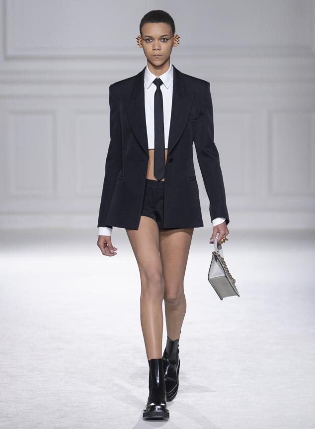 Valentino nos demuestra con su nueva colección que las corbatas pueden ser llevadas de múltiples formas y no solo como dicta el protocolo. 