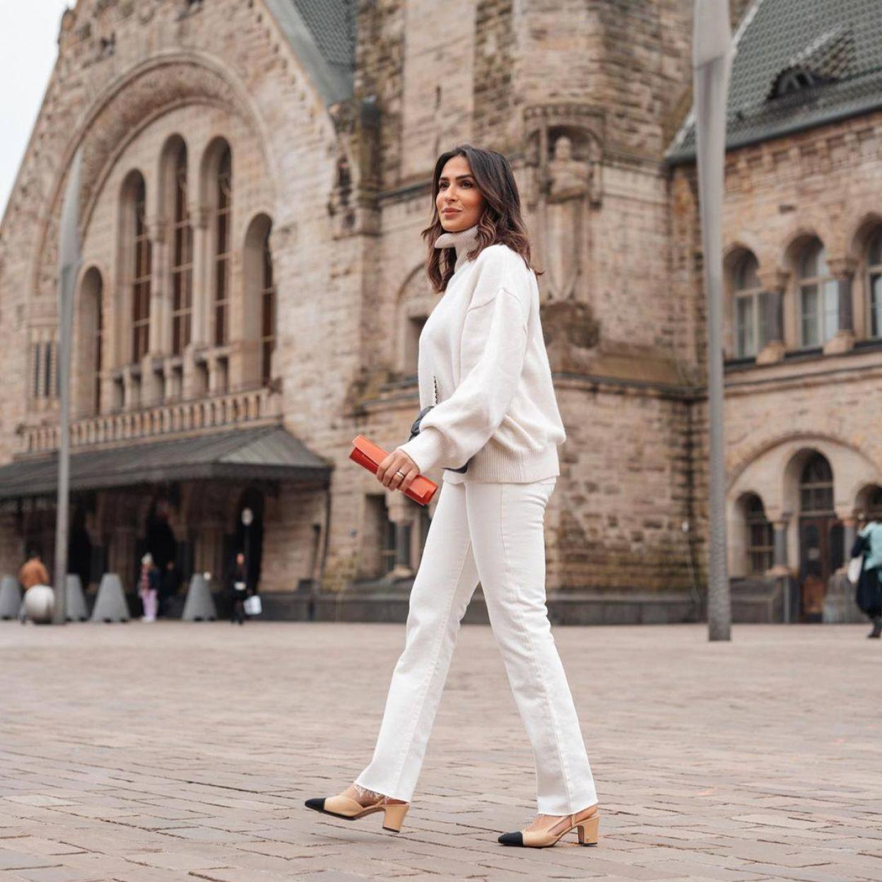 La influencer lleva unas bailarinas bicolor con tacón cómodo