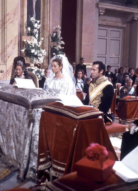 Imagen - Carmen Martínez Bordiú, con vestido de novia de Balenciaga, el día de su boda con Alfonso de Borbón. 